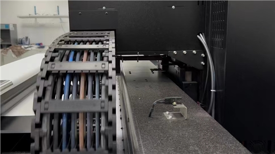 數碼(ma)印花機(ji)導軌保(bǎo)養的步(bu)驟